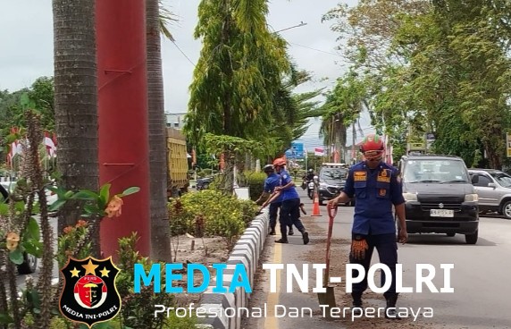 Bahayakan Pengguna Jalan, Damkar Kotim Bersihkan Tumpahan Minyak di Jalan Jenderal Sudirman Sampit