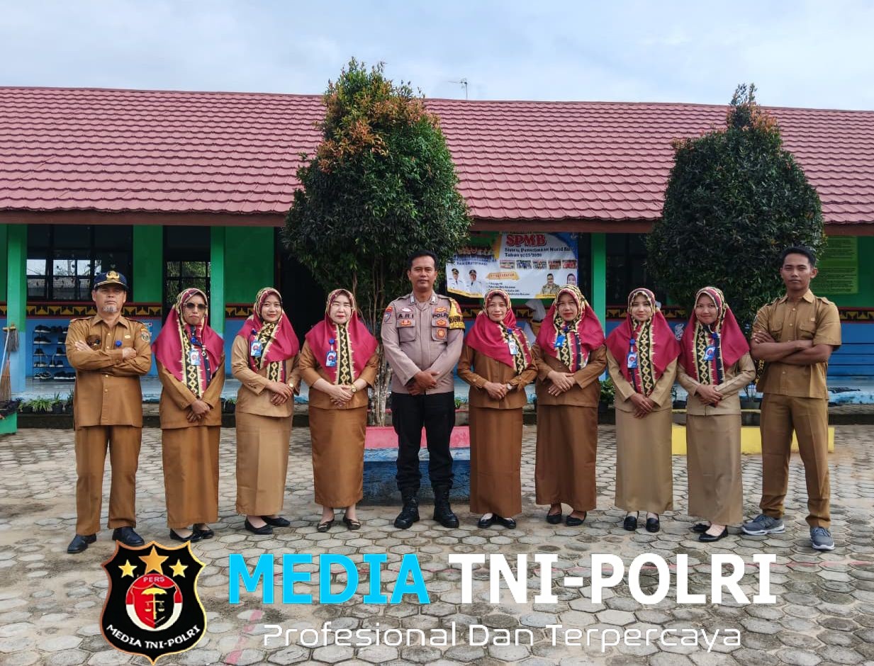 Jadi Pembina Upacara, Bhabinkamtibmas Polsek Seputih Banyak Ajak Siswa SDN 1 Sri Basuki Bijak Gunakan Gadget