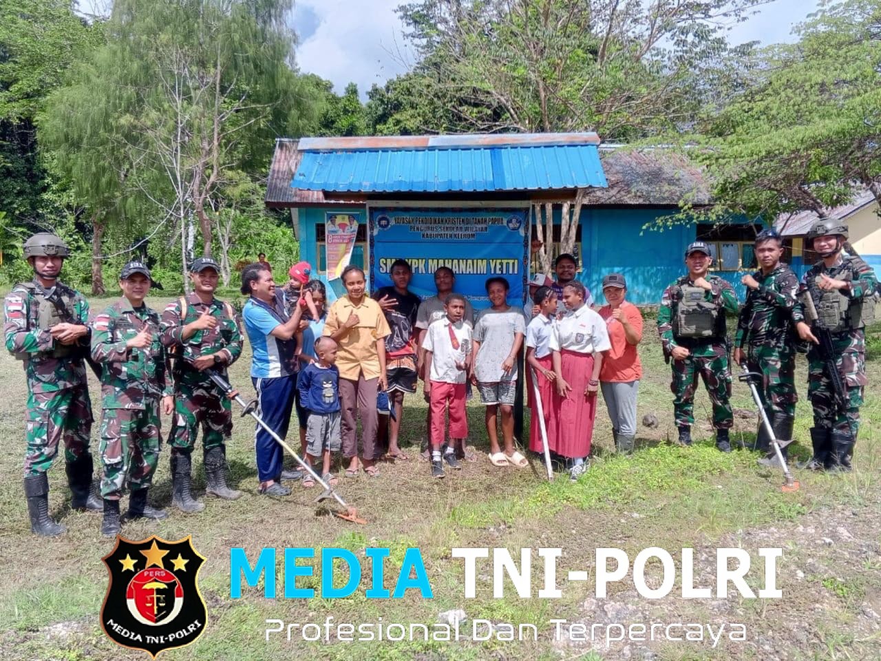 Sambut Hari Kemerdekaan RI ke 80, Satgas Yonif 131/Brajasakti Gelar Gotong Royong Membersihkan Sekolah di Kampung Yeti Perbatasan Papua