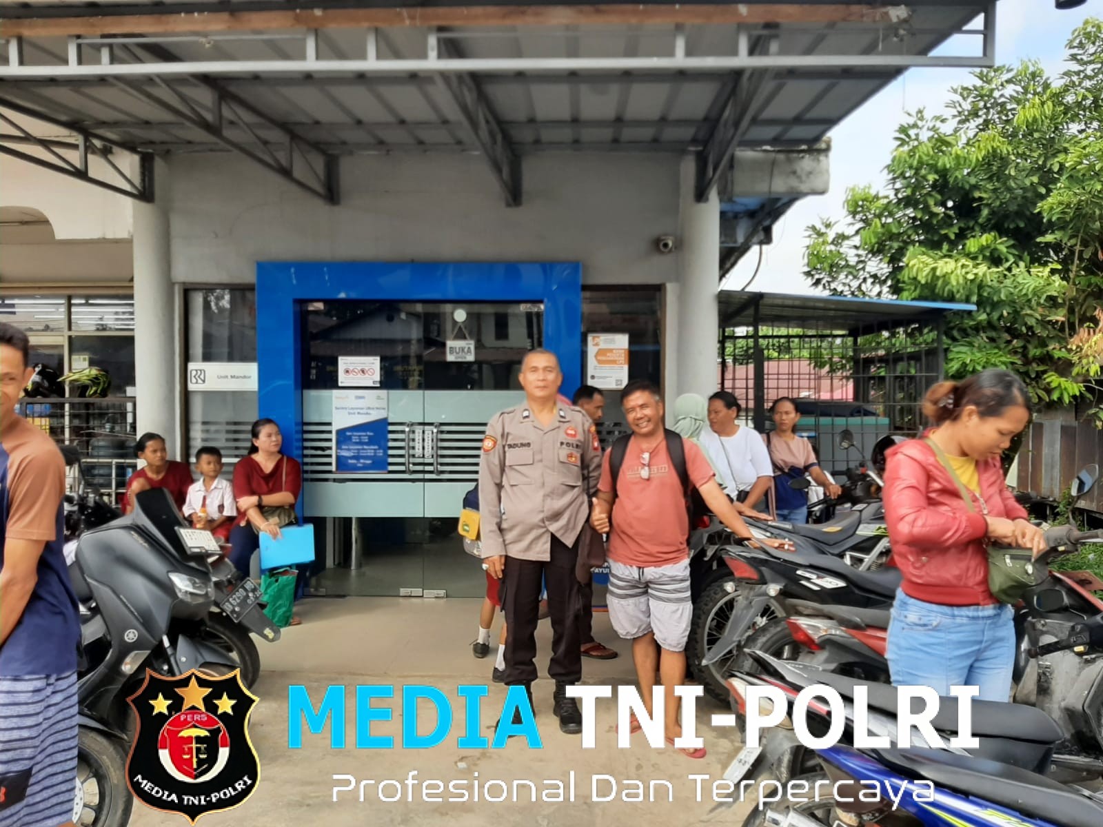 Demi Keamanan, Polsek Mandor Gencar Laksanakan Patroli Siang Hari dan Berikan Himbauan kepada Warga serta Nasabah Bank