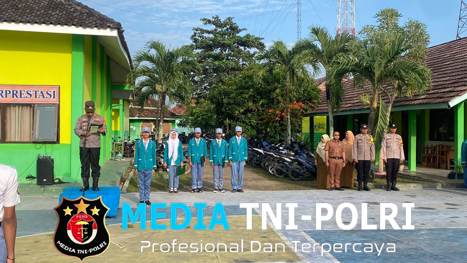 Kasat Binmas Polres Mesuji Menjadi Pembina Upacara Serta Berikan Bimbingan dan Penyuluhan Kepada Pelajar