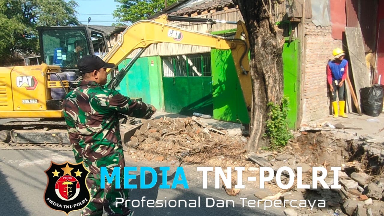 Gunakan Alat Berat, Satgas TMMD Ke-125 Kodim 0735/Surakarta Bersihkan Sisa Batang Pohon