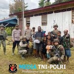 Satgas Ops Damai Cartenz Sambangi Kampung Apom Kiwirok, Salurkan Bantuan Bibit Tanaman dan Alat Tulis