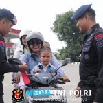 Gelorakan Nasionalisme, Batalyon B Pelopor Gunung Sugih Kibarkan dan Bagikan Bendera Merah Putih