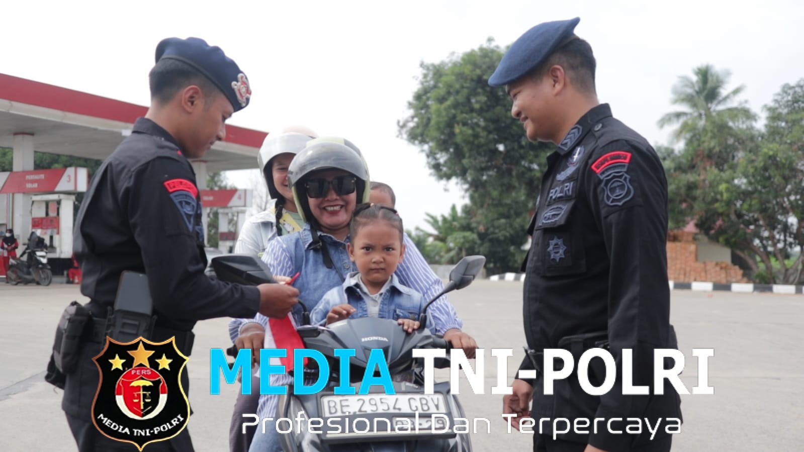 Gelorakan Nasionalisme, Batalyon B Pelopor Gunung Sugih Kibarkan dan Bagikan Bendera Merah Putih