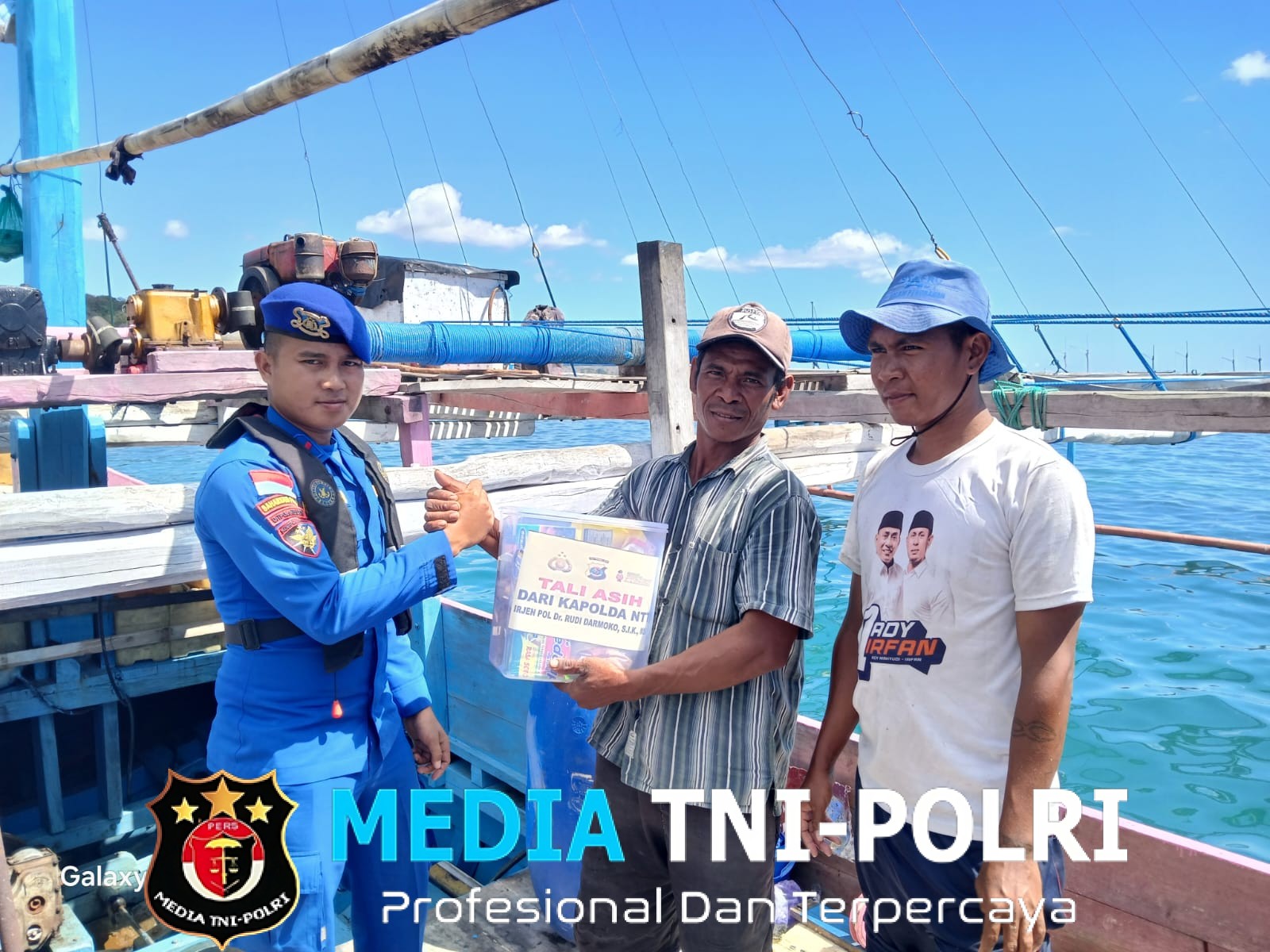 Jumat Berkah Marnit Labuan Bajo Kapolda NTT Salurkan Tali Asih kepada Nelayan Pesisir