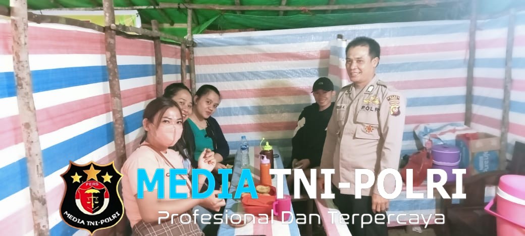 Polisi Sambangi Warga dan Jajanan Malam di Tengah Keramaian