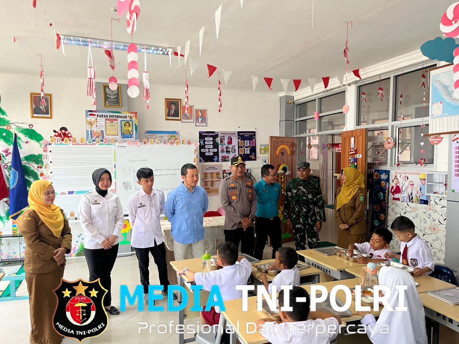 Dekat dengan Anak-anak, Kapolres Singkawang Pantau Langsung Program Makan Bergizi Gratis di SDN 23