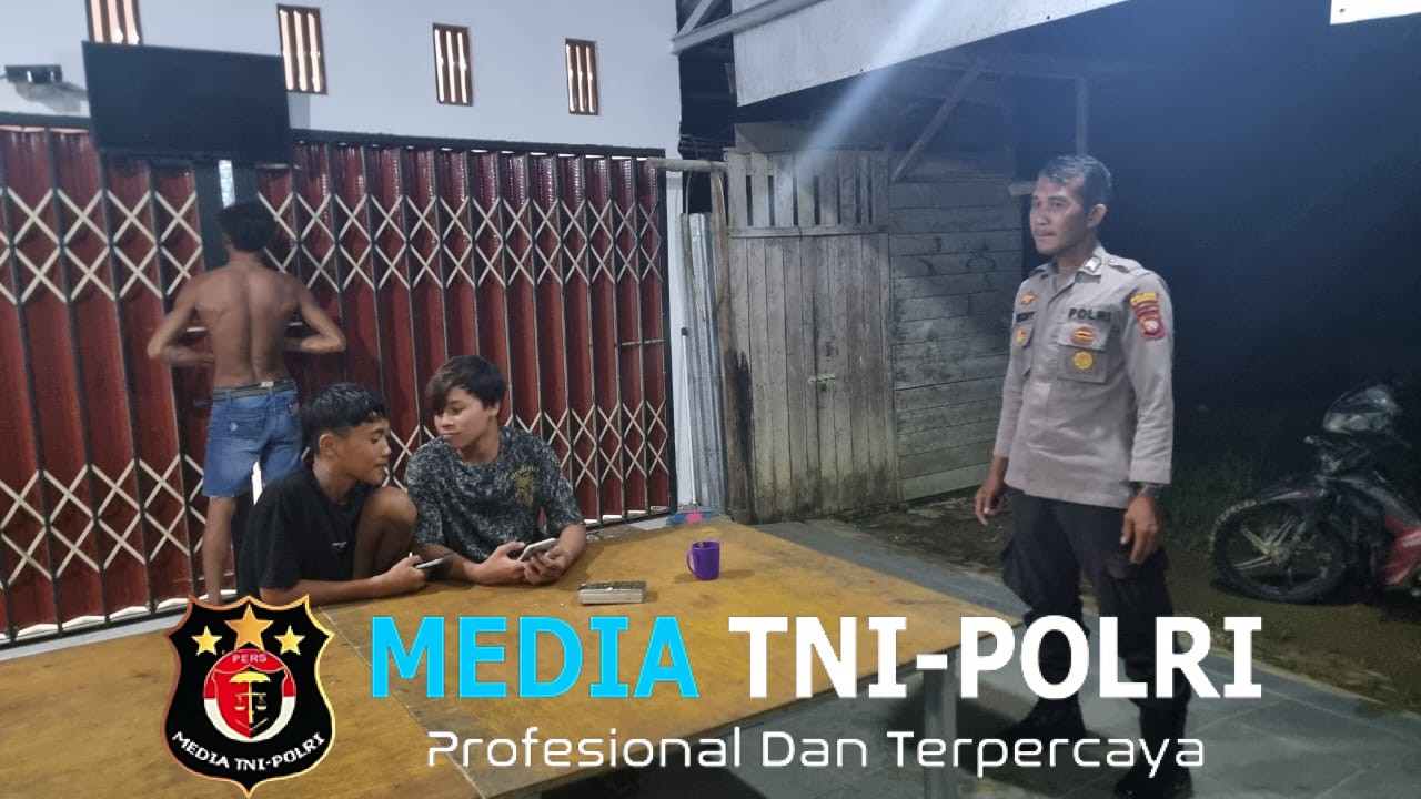 Patroli Malam Hari, Petugas Polsek Menjalin Sambangi Masyarakat Sampaikan Kamtibmas