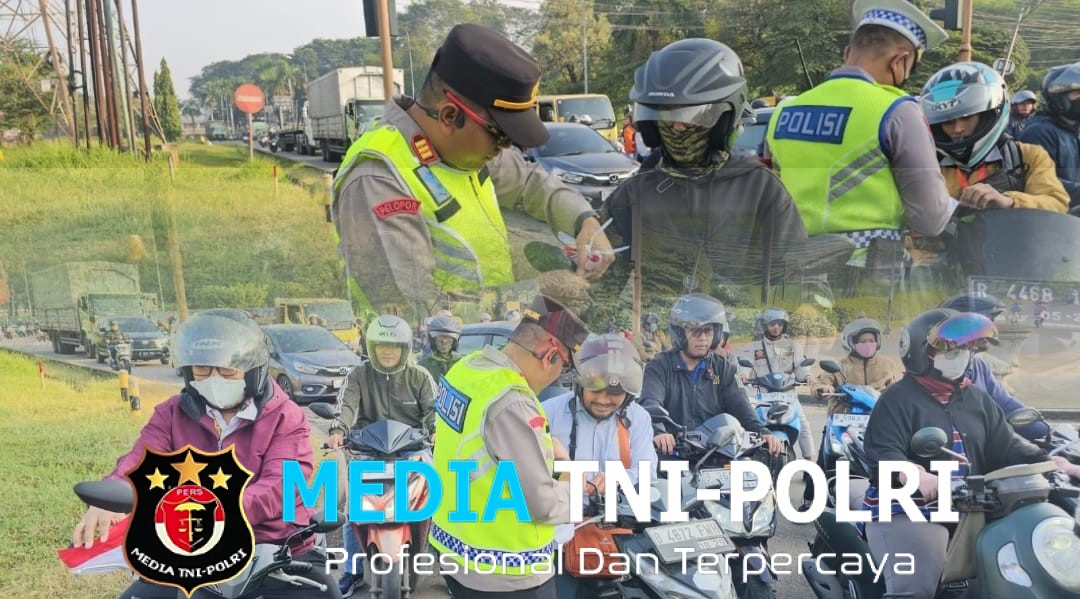 Polsek Cikarang Selatan Bagikan 500 Bendera Merah Putih kepada Pengendara Jelang HUT RI ke-80