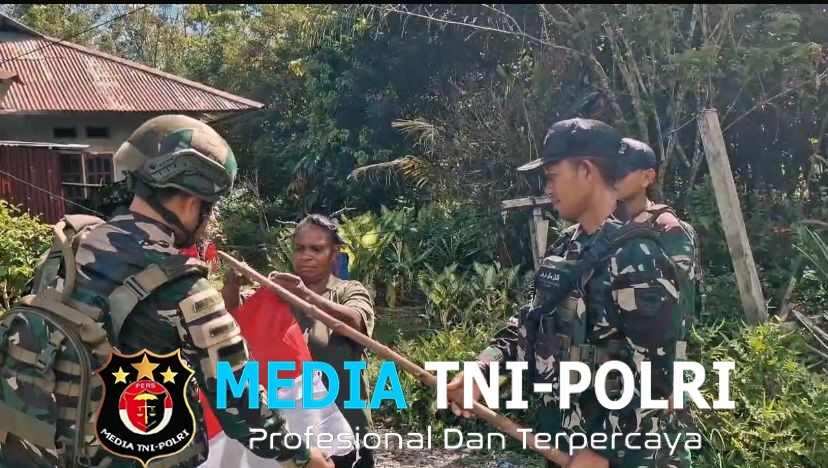 Sambut HUT RI ke-80, Satgas Yonif 763/SBA Bagikan Bendera Merah Putih di Wilayah Warga Binaan