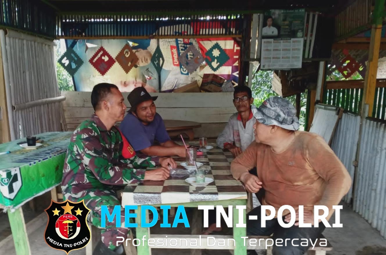 Pererat Silaturahmi, Babinsa Komsos Bersama Para Kadus di Desa Seling