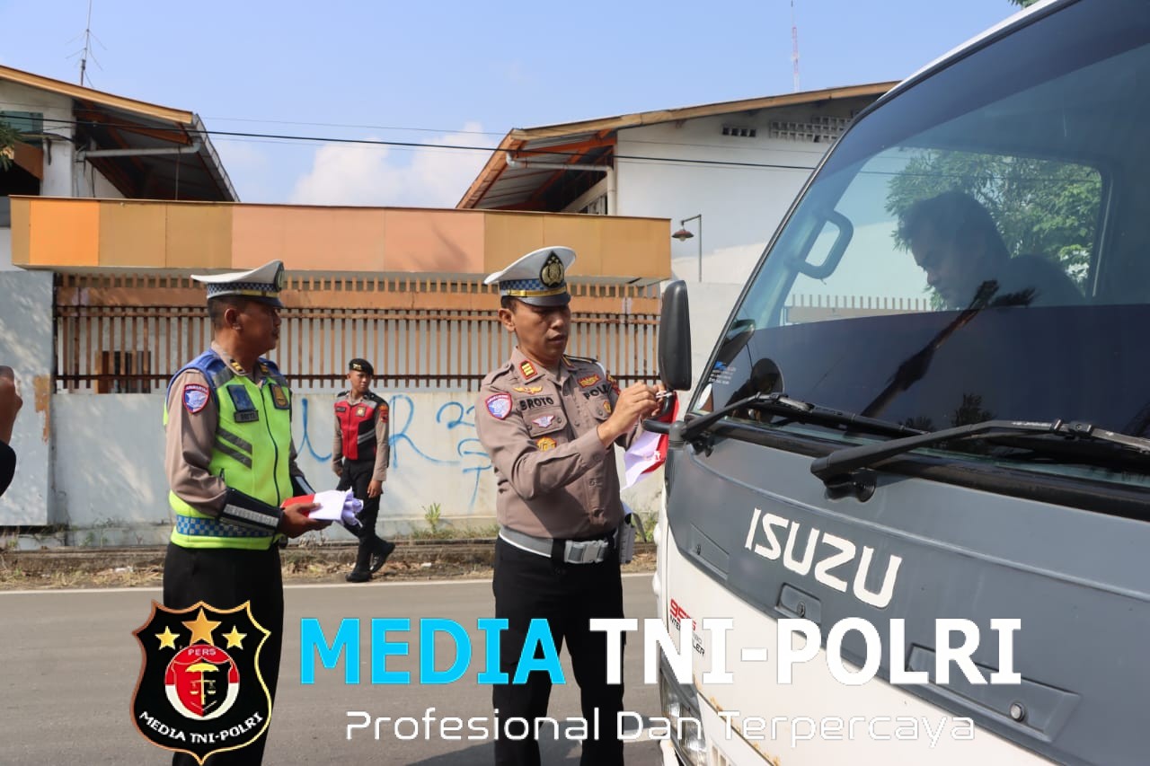 Polantas Wonogiri Bagikan Bendera Merah Putih, Gaungkan Semangat Kemerdekaan RI Ke-80