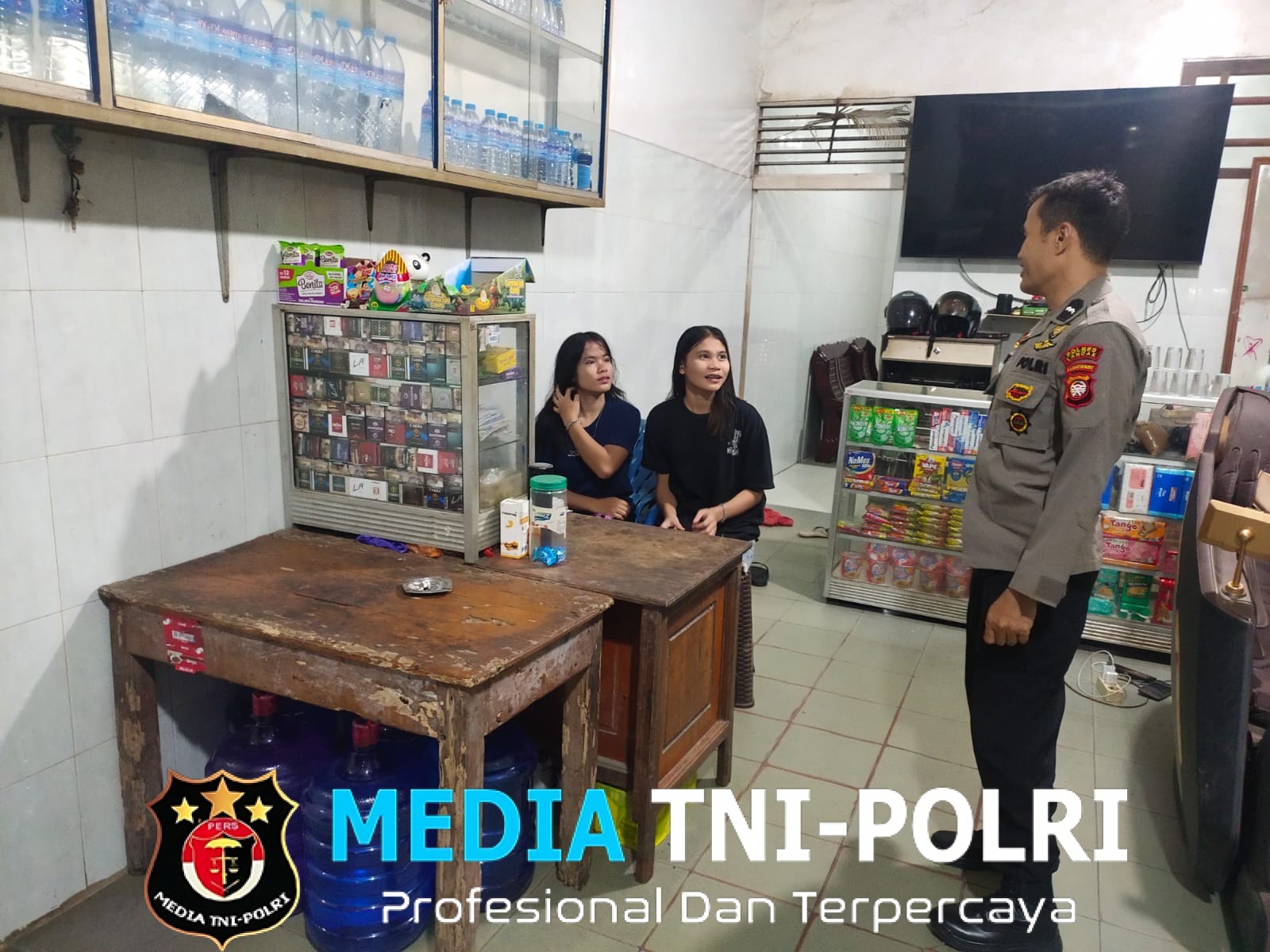 Melalui Patroli Malam , Personil Polsek Mempawah Hulu Berikan Himbauan Kamtibmas