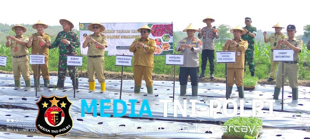 Komitmen Polri Dukung Ketahanan Pangan, Kapolres Wonogiri Hadiri Gerakan Tanam Cabai dan Panen Semangka