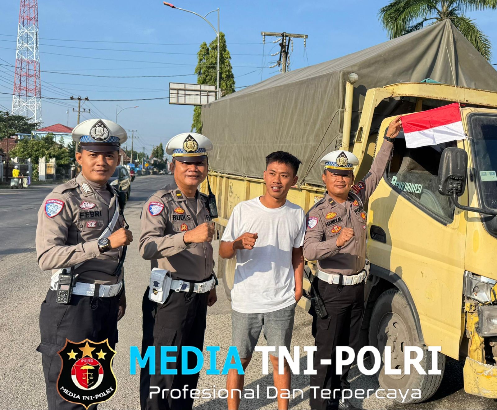 Gelorakan Semangat Kemerdekaan, Satlantas Polres Lampung Tengah Bagikan Bendera Merah Putih ke Masyarakat