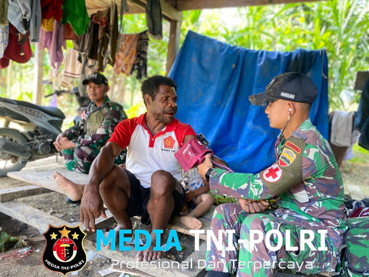 Satgas Yonif 131/Brajasakti Berikan Pelayanan Kesehatan Gratis Door to Door di Kampung Yanemyo