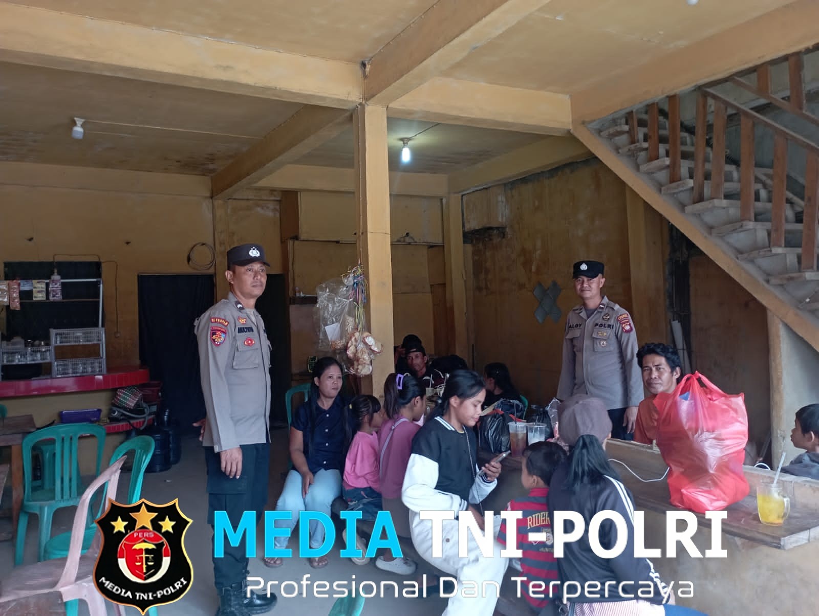 Laksanakan Patroli Siang Samapta Polsek Menyuke Berikan Imbauan Kamtibmas Kepada Warga