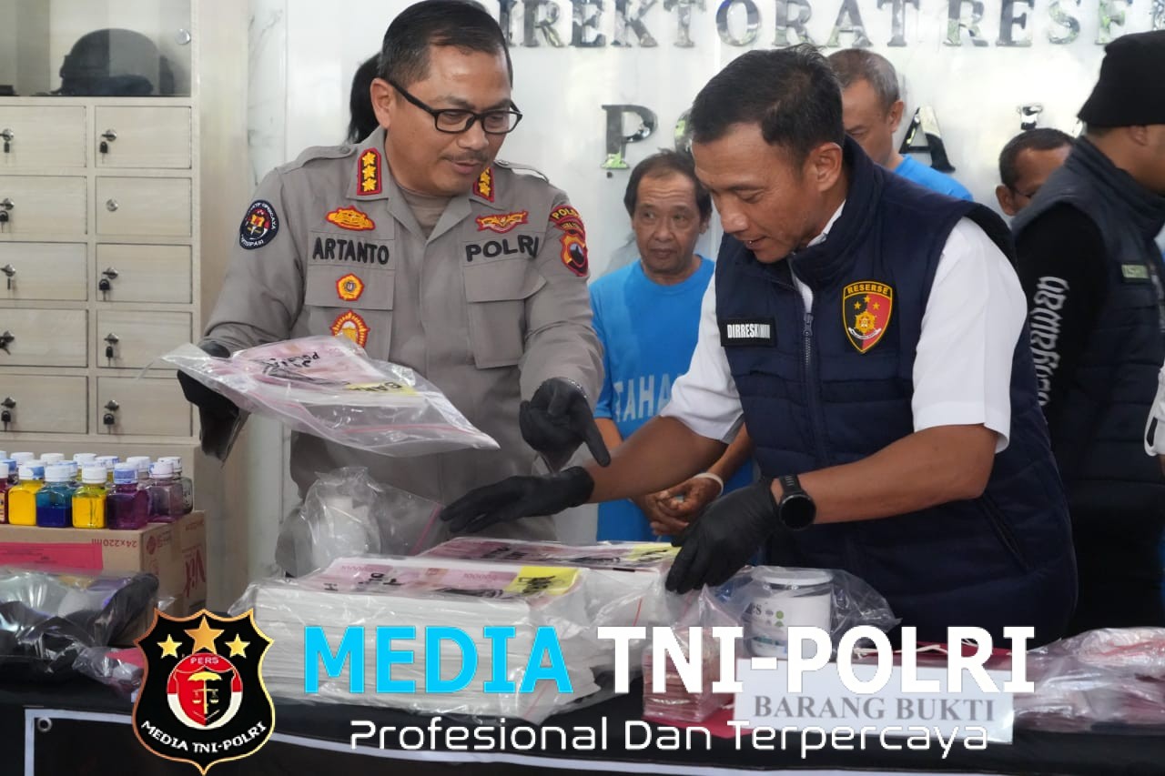 Polda Jateng Tangkap Enam Pelaku Sindikat Pembuat dan Pengedar Uang Palsu Dua Bulan Beroperasi Cetak 4000 Lembar Uang Rp. 100 Ribu