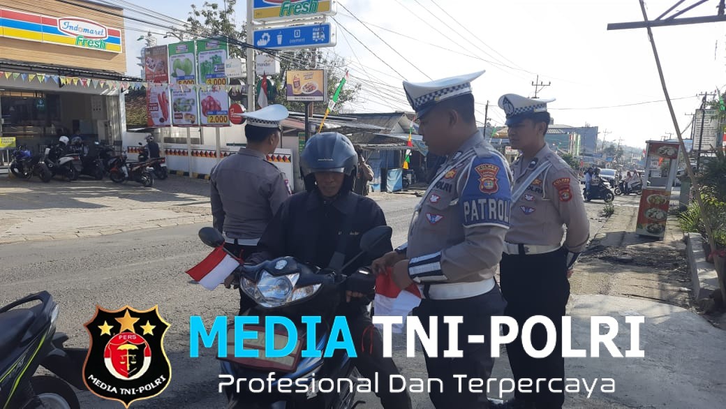 Satlantas Polres Tanggamus Bagikan 100 Bendera Merah Putih di Rest Area Gisting, Wujudkan Semangat Nasionalisme