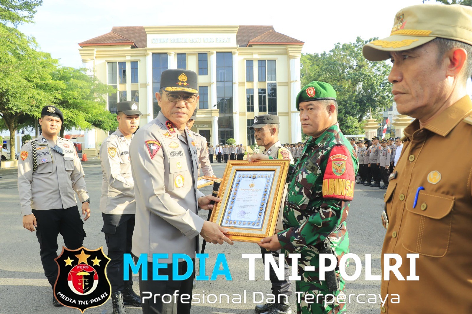 Kapolda Irjen Pol. Krisno Siregar Memimpin Langsung Apel Pagi Personel Polda Jambi yang Digelar di Lapangan Hitam Mapolda