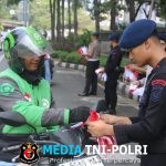 Brimob Metro Jaya Bagikan 5.000 Bendera Merah Putih kepada Warga Jakarta Jelang Hari Kemerdekaan RI