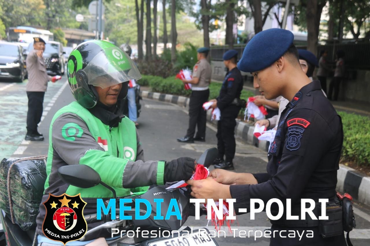 Brimob Metro Jaya Bagikan 5.000 Bendera Merah Putih kepada Warga Jakarta Jelang Hari Kemerdekaan RI