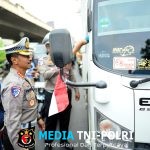 Warnai Peringatan HUT ke-80 Kemerdekaan RI Ditlantas Polda Jateng Bagikan 200 Bendera Merah Putih