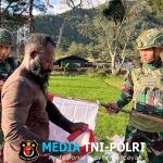 Tanamkan Semangat Kebangsaan, Satgas Yonif 521/DY Kibarkan Bendera Merah Putih Bersama Masyarakat Distrik Bolakme