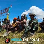 Satgas Yonif 700/WYC Amankan Lomba HUT ke-80 RI di Ilaga, Semarakkan Tarik Tambang di Alun-Alun Kota