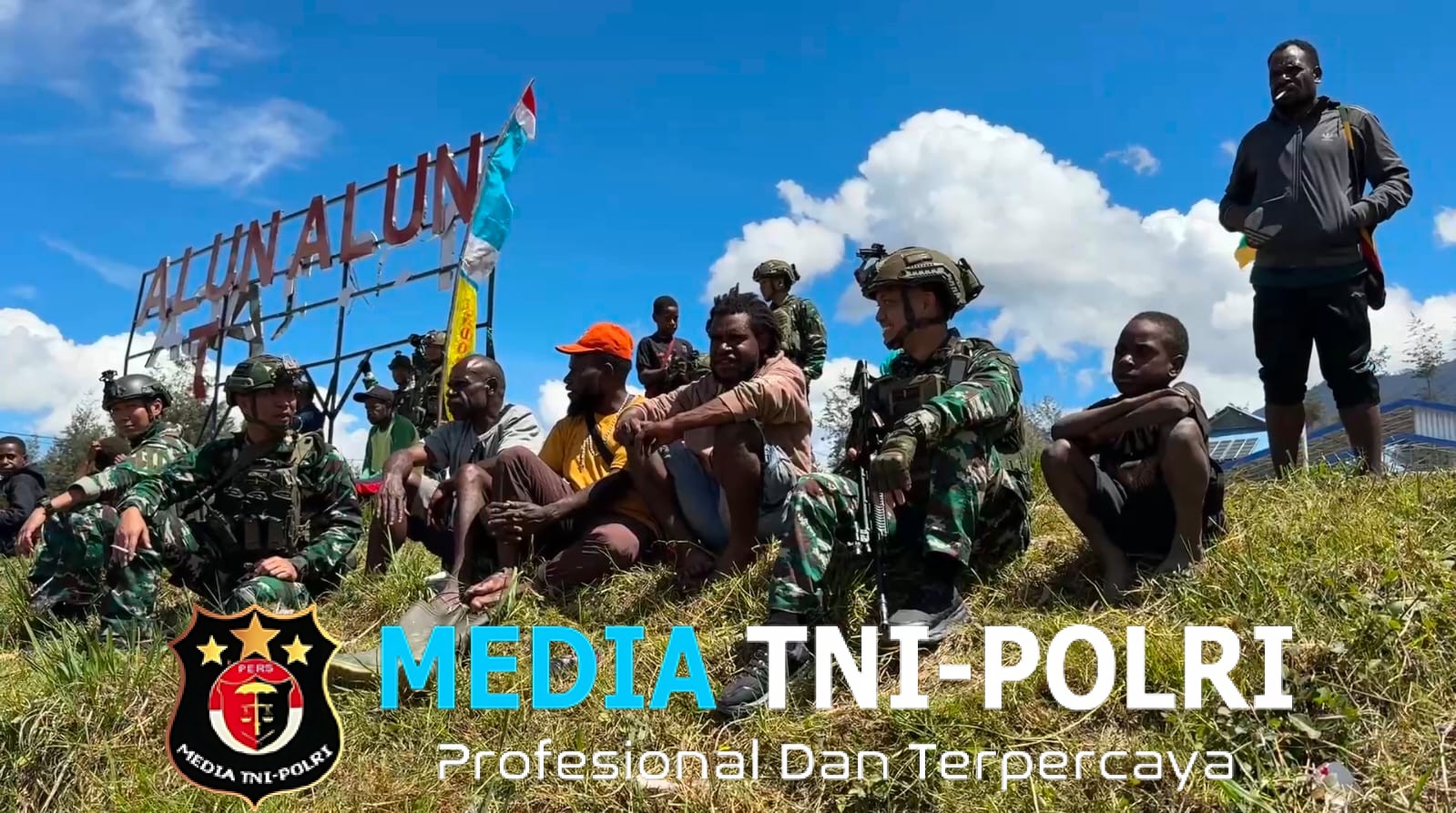 Satgas Yonif 700/WYC Amankan Lomba HUT ke-80 RI di Ilaga, Semarakkan Tarik Tambang di Alun-Alun Kota