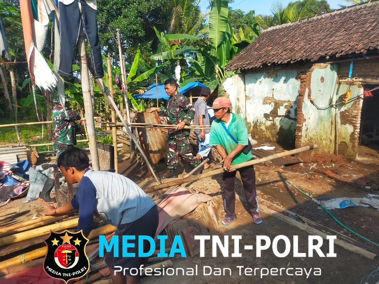 TNI Manunggal Bersama Rakyat, Babinsa Ngajum Bantu Bedah Rumah Warga