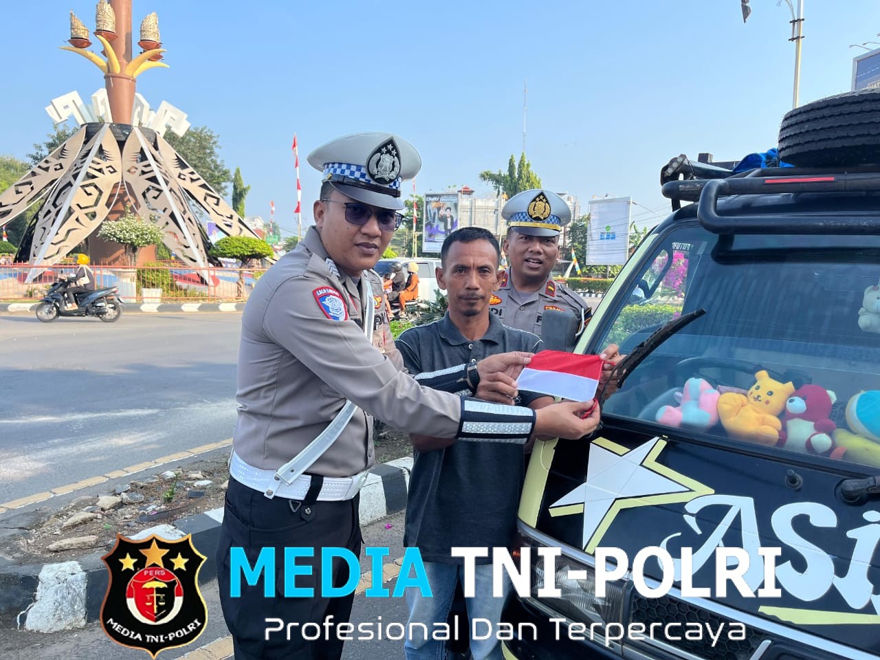 Merah Putih Untuk Negeri, Satuan Lalu Lintas Polres Lampung Utara Bagikan Bendera Ke Pengendara