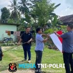 Gelorakan Nasionalisme, Polres Tulang Bawang Barat Bagikan dan Pasangkan Bendera Merah Putih kepada Pengendara