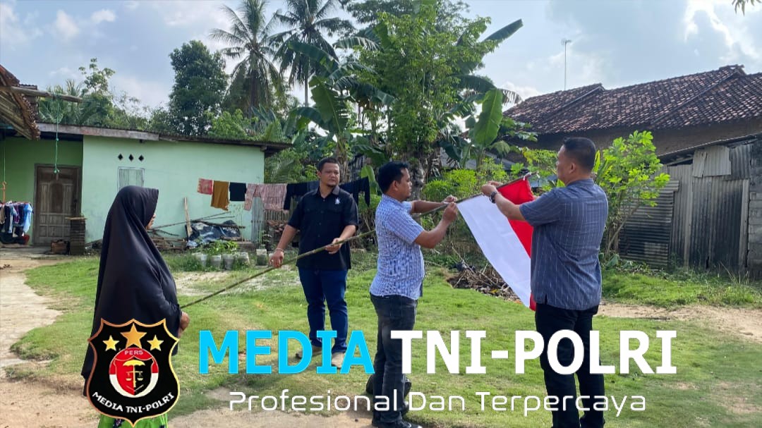 Gelorakan Nasionalisme, Polres Tulang Bawang Barat Bagikan dan Pasangkan Bendera Merah Putih kepada Pengendara