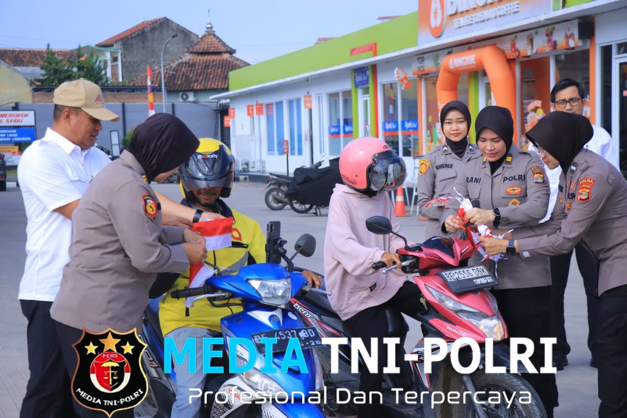 Polda Lampung Bagikan Ribuan Bendera Merah Putih Jelang HUT RI ke-80