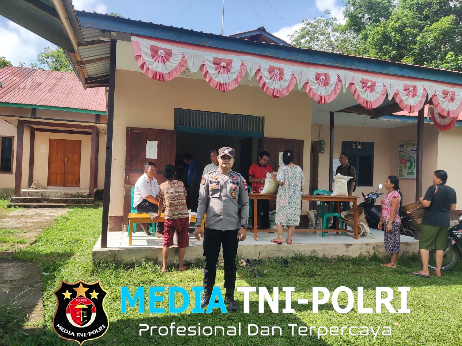 Kapolsek dan Bhabinkamtibmas Polsek Meranti Pantau Penyaluran Bantuan Pangan