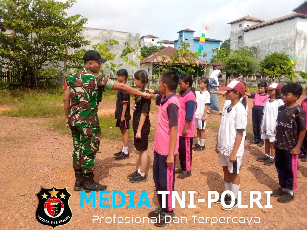 Ciptakan Disiplin Sejak Dini, Babinsa 1015-07/Parenggean Berikan Materi PBB kepada Siswa