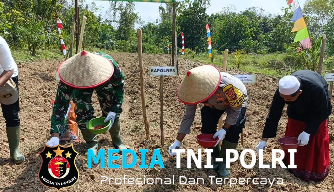 Dukung Program Asta Cita Presiden Prabowo, Polres Mesuji Laksanakan Penanaman Jagung Serentak di Lahan Pondok Pesantren Al- Ghazali