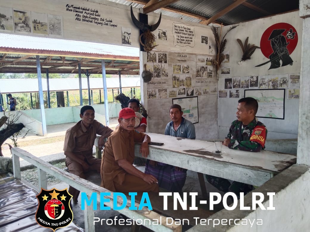 Babinsa Koramil 420-08/Tabir, Serka Rizal Pahripi, Melaksanakan Komsos Bersama Perangkat Desa dan Warga di Desa Pulau Tabakar, Kecamatan. Tabir Barat