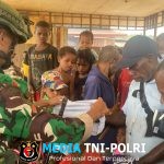 Cinta TNI untuk Rakyat Pos Selal Yonif 751/VJS Bagikan Baju kepada Warga Kalomdol