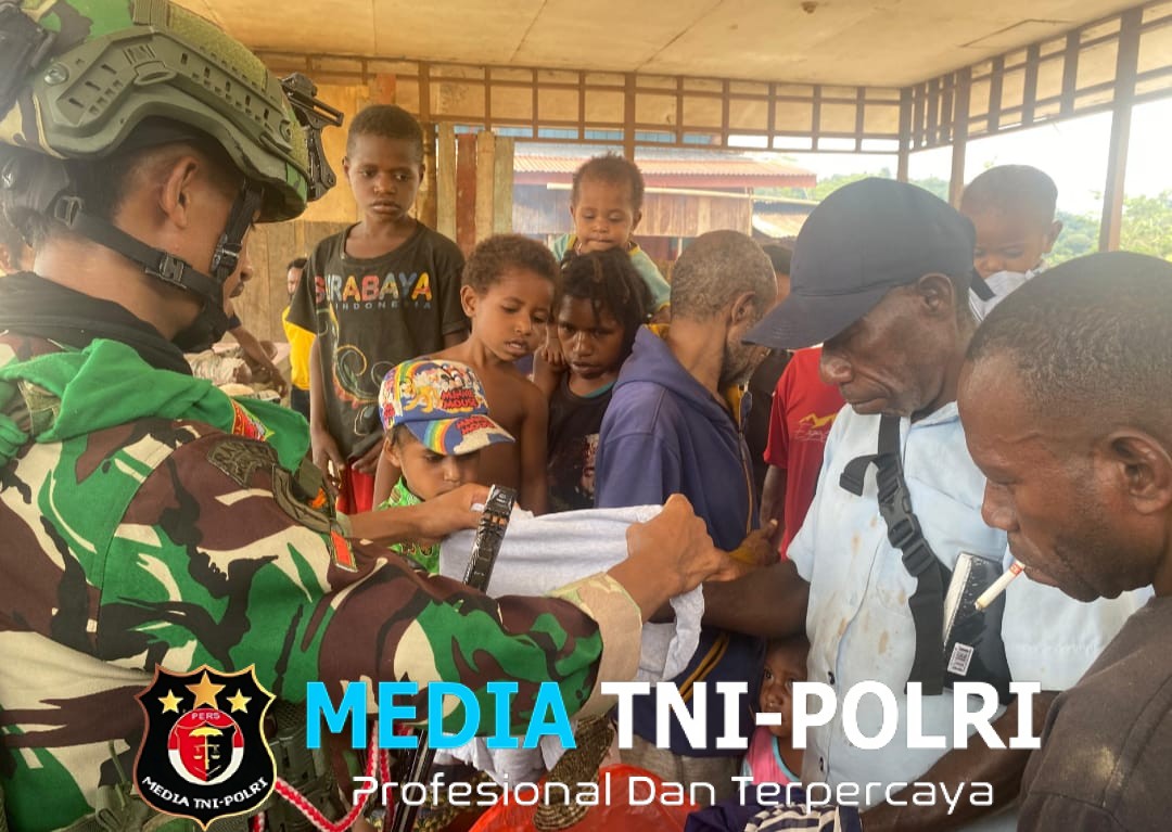 Cinta TNI untuk Rakyat Pos Selal Yonif 751/VJS Bagikan Baju kepada Warga Kalomdol