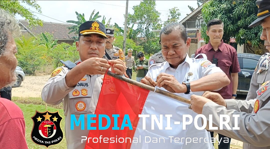 Tebarkan Semangat Nasionalisme Kapolres Mesuji Bagikan Bendera Merah Putih Jelang HUT RI ke-80