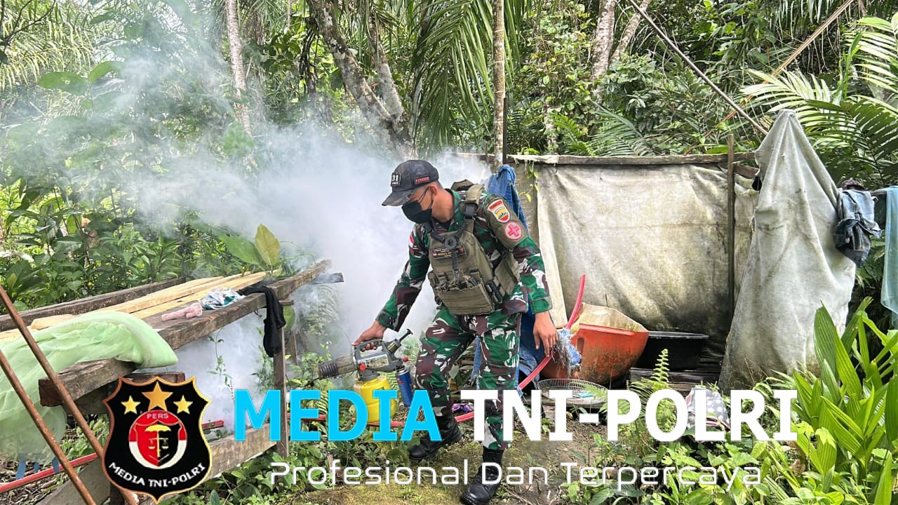 Satgas Yonif 131/Brajasakti Laksanakan Fogging di Kampung Wembi untuk Cegah Penyakit Malaria
