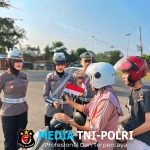 Sat Lantas Polres Tulang Bawang Barat Bagikan Bendera Merah Putih kepada Pengguna Jalan, Wujudkan Semangat Nasionalisme Menjelang HUT RI ke-80