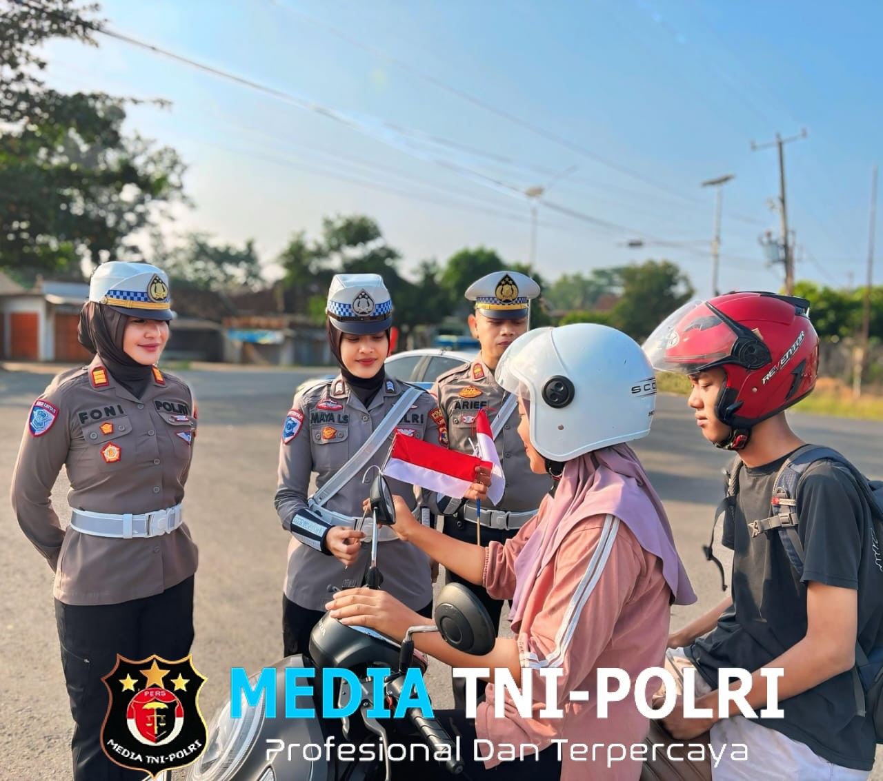 Sat Lantas Polres Tulang Bawang Barat Bagikan Bendera Merah Putih kepada Pengguna Jalan, Wujudkan Semangat Nasionalisme Menjelang HUT RI ke-80