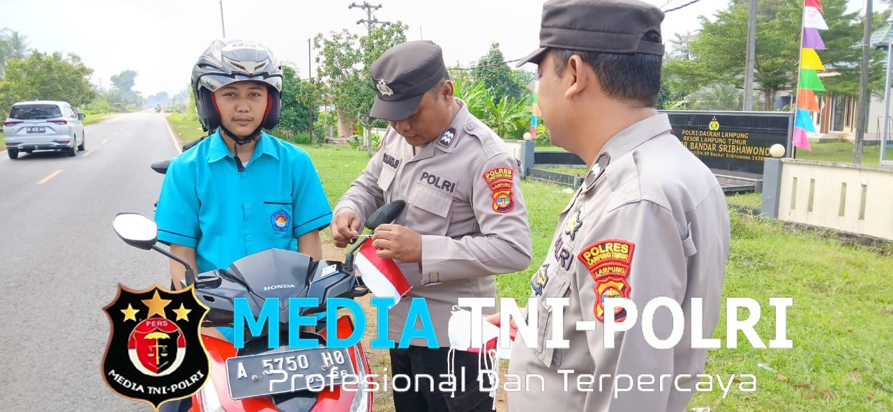 Polsek Bandar Sribhawono Bagikan dan Pasang Bendera Merah Putih di Kendaraan Pengguna Jalan Raya