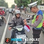 Gelorakan Semangat Merah Putih di Jalan Raya, Polantas Wonogiri Bagi 500 Bendera Jelang HUT RI ke-80