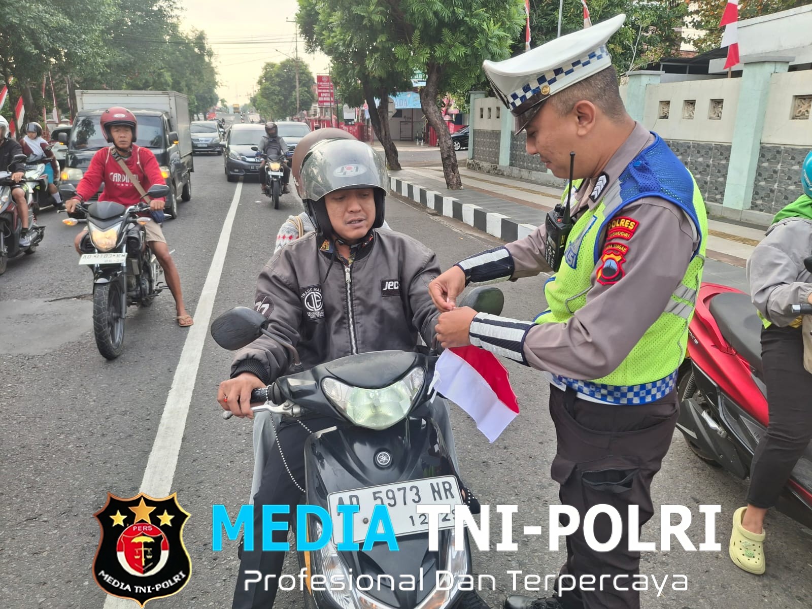 Gelorakan Semangat Merah Putih di Jalan Raya, Polantas Wonogiri Bagi 500 Bendera Jelang HUT RI ke-80