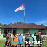 Satgas Pamtas RI-PNG Pos Kumurkek Bagikan Bendera Merah Putih Sambut HUT ke-80 Kemerdekaan RI